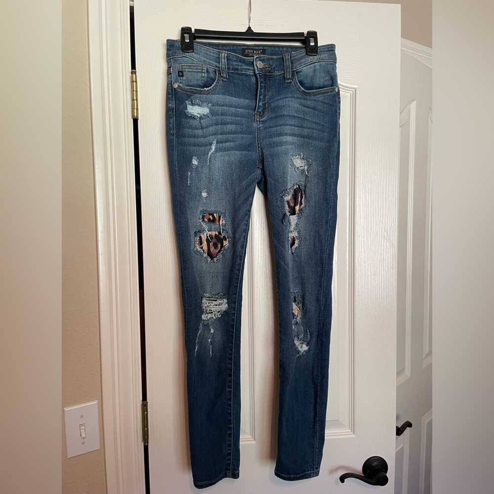 Judy Blue Distressed Skinny Jeans with Cheetah/Leopard Print Patch. Size 7/28